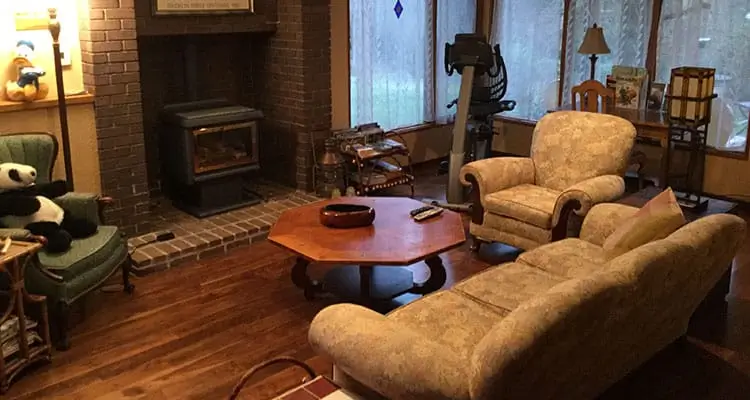 The Guest Sitting Room of A Cascade View Bed & Breakfast